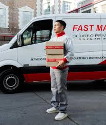 Courier Fastmail entregando paquetes